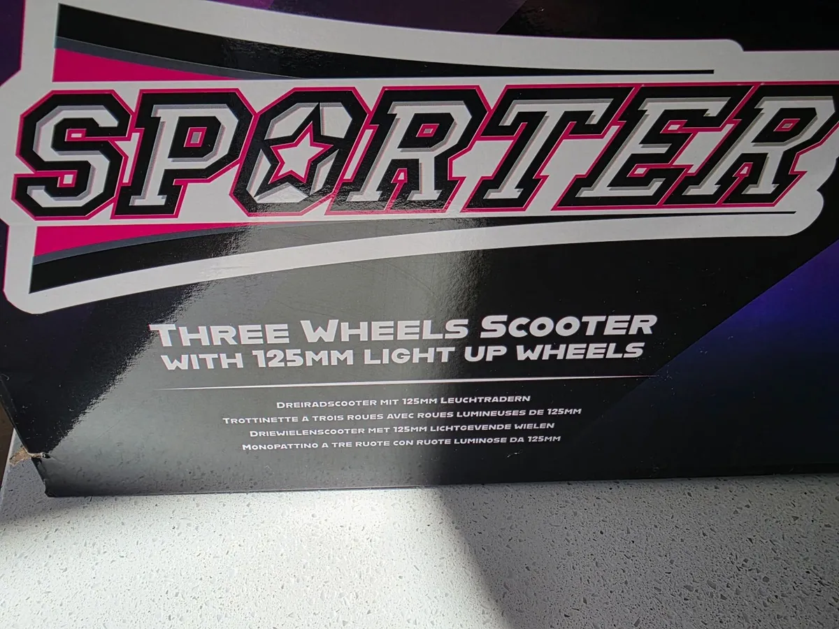 3 Wheel Swing Scooter - LED Wheels - Brand New - Image 2