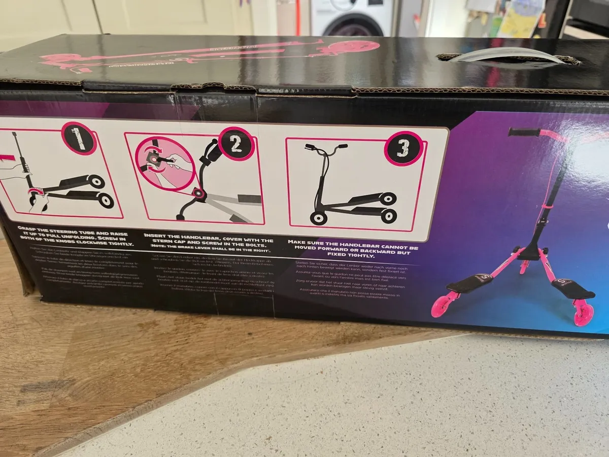 3 Wheel Swing Scooter - LED Wheels - Brand New - Image 3