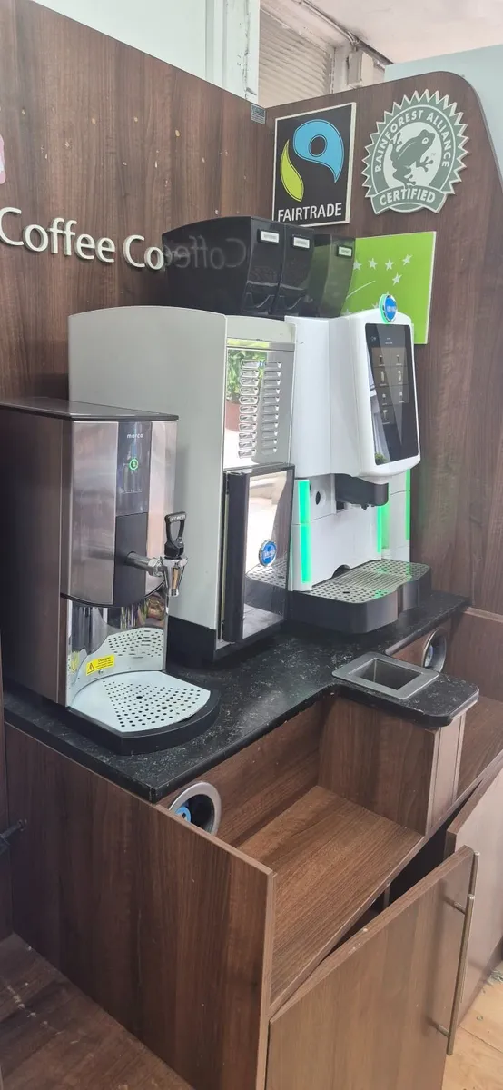 Coffee machine and setup - Image 1