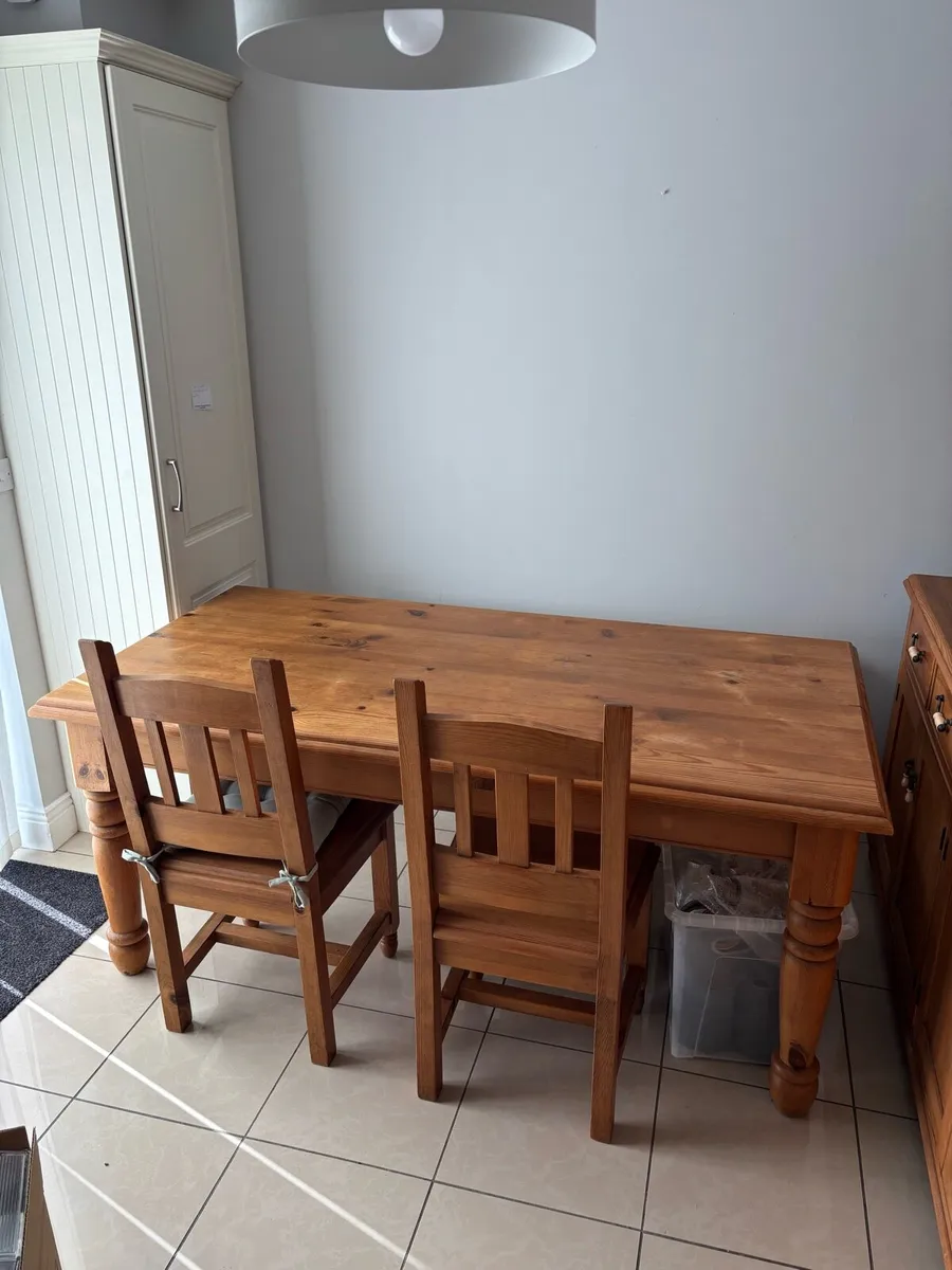 Kitchen table and chairs - Image 1