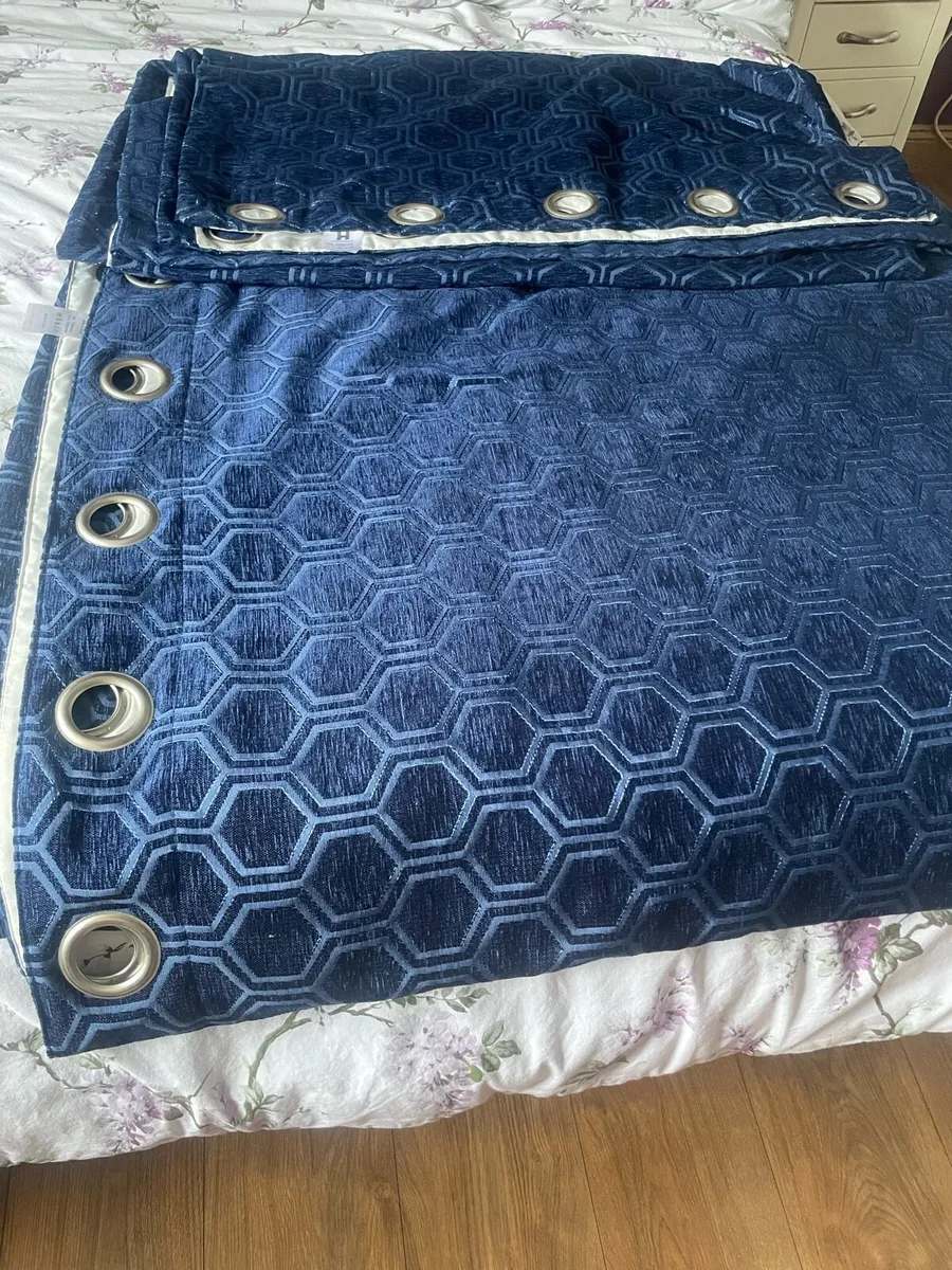 Curtains - Image 2