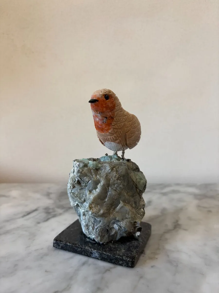 🐦 Hand-Carved Gemstone European Robin - Image 1