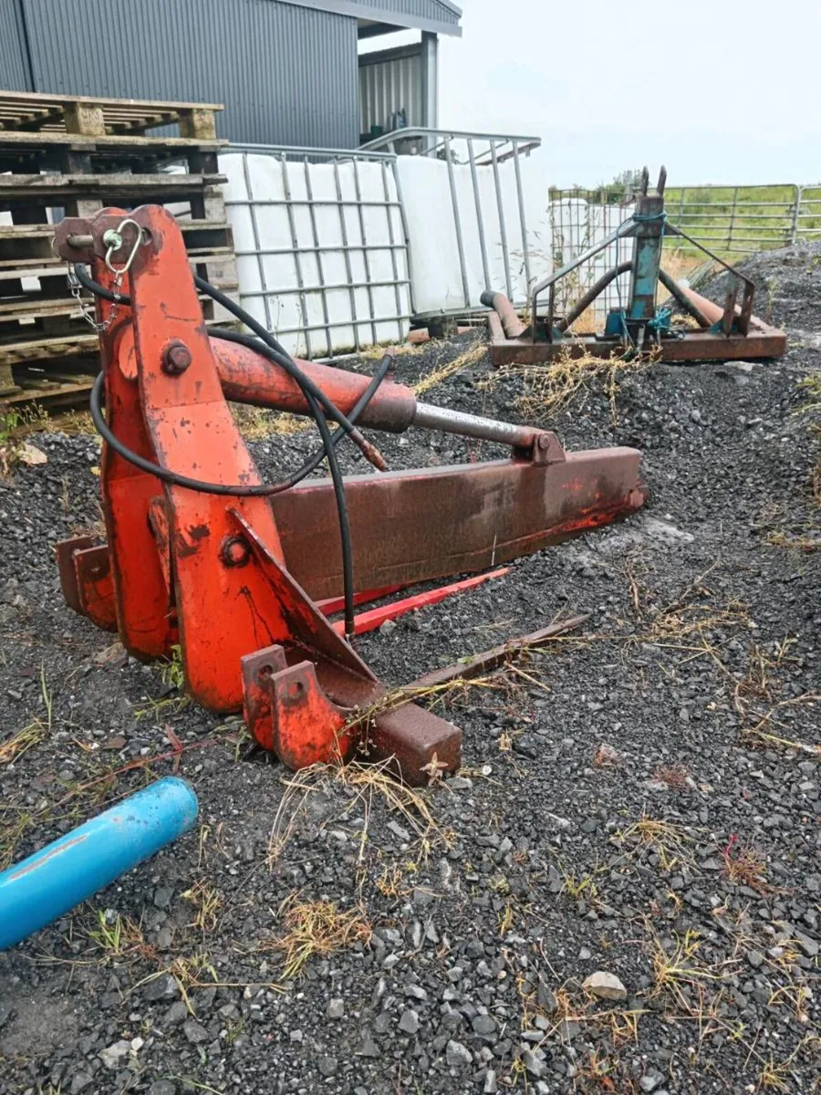 Bale splitter and Bale handler - Image 1