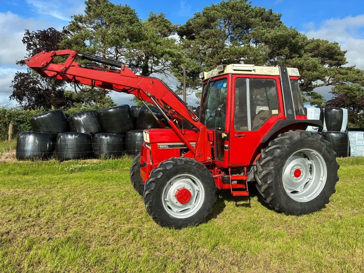 INTERNATIONAL 885XL AND LOADER - Image 1