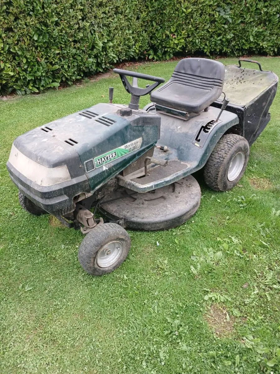 Hayter 13.5 hp Briggs engine / starts & drives - Image 1