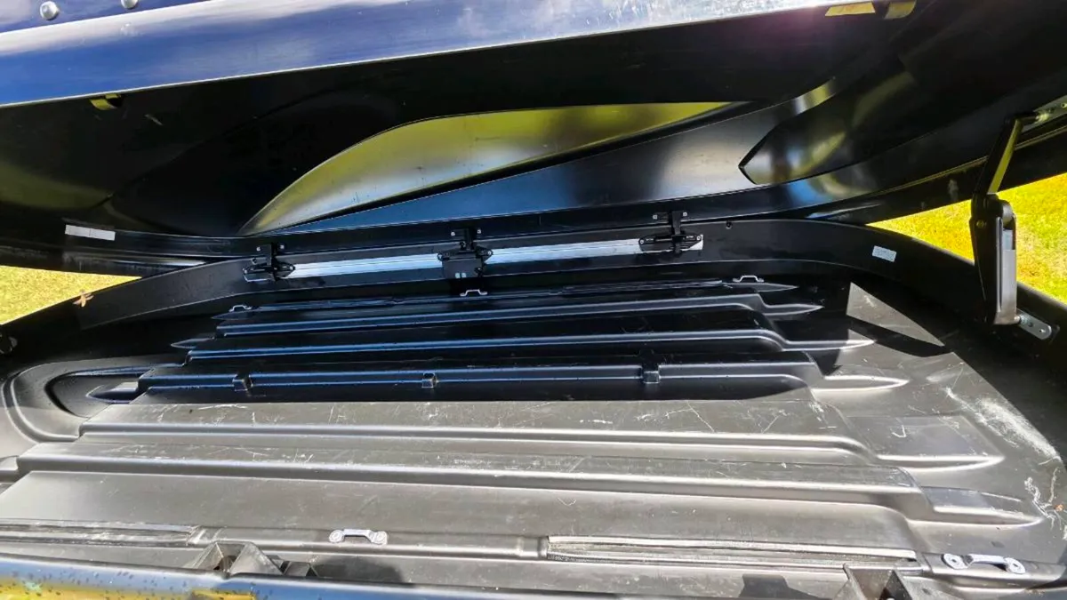 Thule Touring M 200 Glossy Black Aero Roofbox - Image 4