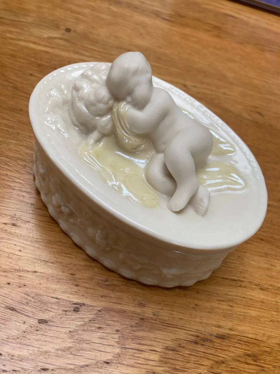 Beleek trinket box circa 1946-1980 vintage - Image 1