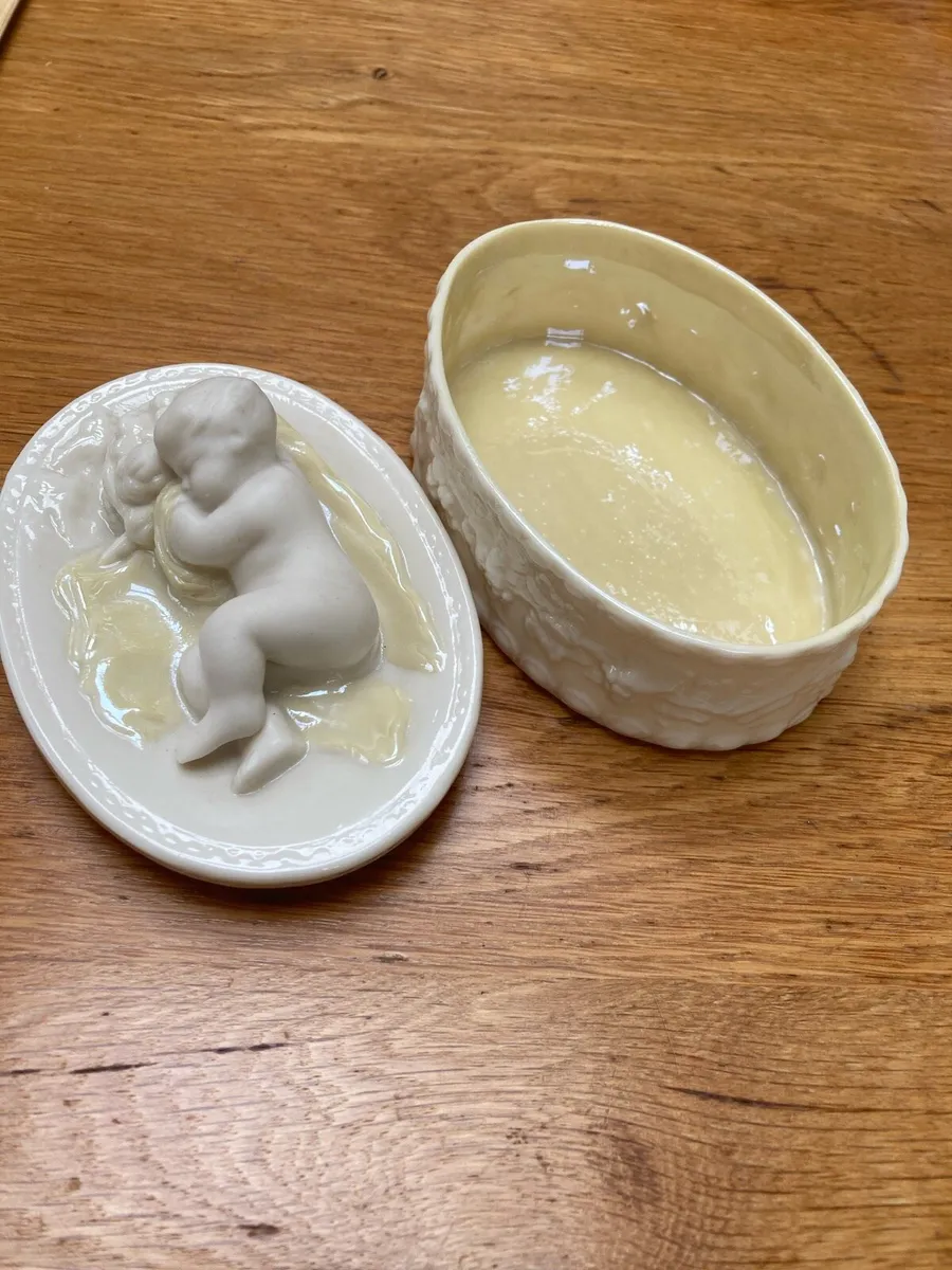 Beleek trinket box circa 1946-1980 vintage - Image 2