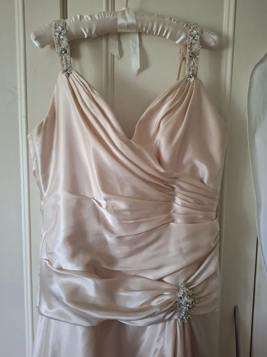 Wedding dress - Image 2