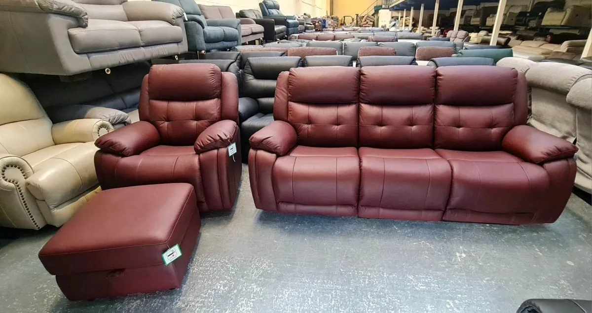 La-z-boy red leather 3 seater sofa, chair, puffee - Image 1