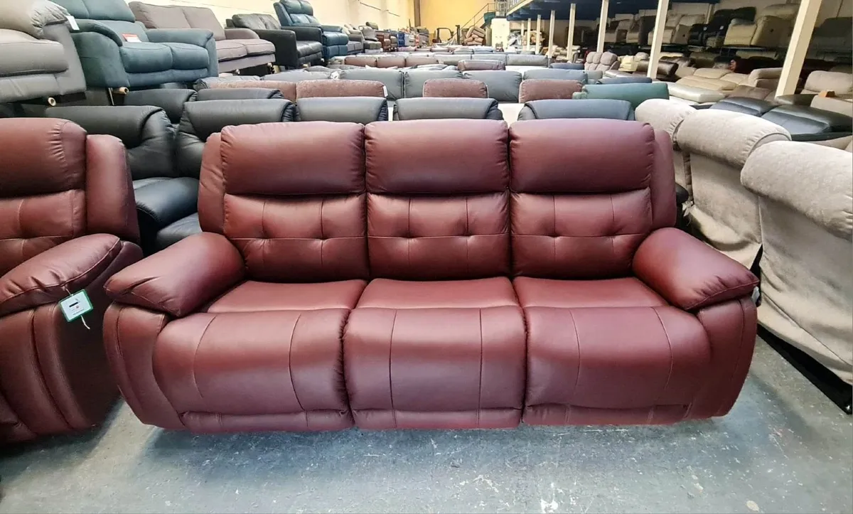 La-z-boy red leather 3 seater sofa, chair, puffee - Image 4
