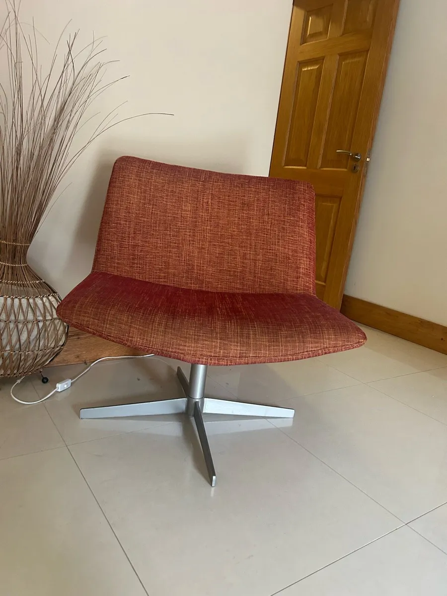 Accent chair - Image 1