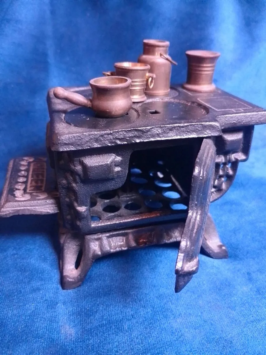 Cast iron miniaturee Queen toy stove - Image 4