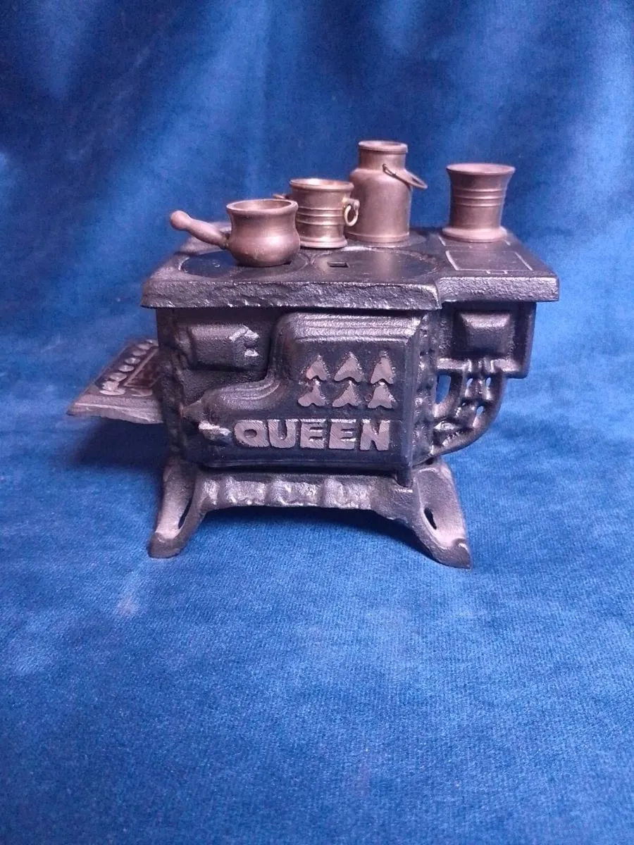 Cast iron miniaturee Queen toy stove - Image 1