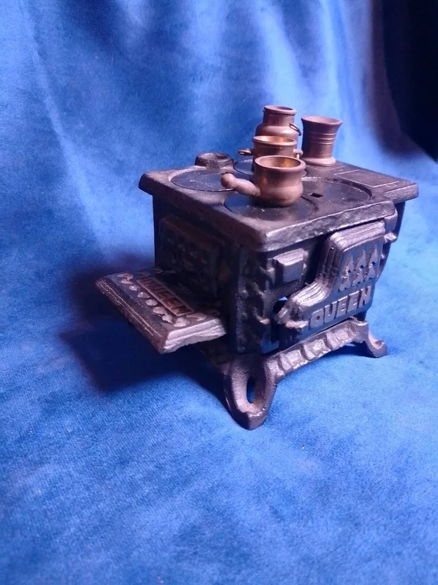 Cast iron miniaturee Queen toy stove - Image 2