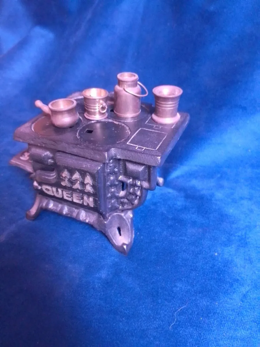Cast iron miniaturee Queen toy stove - Image 3