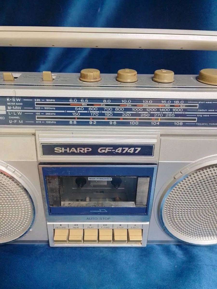 1981 Sharp GF-4747E boom box - Image 3