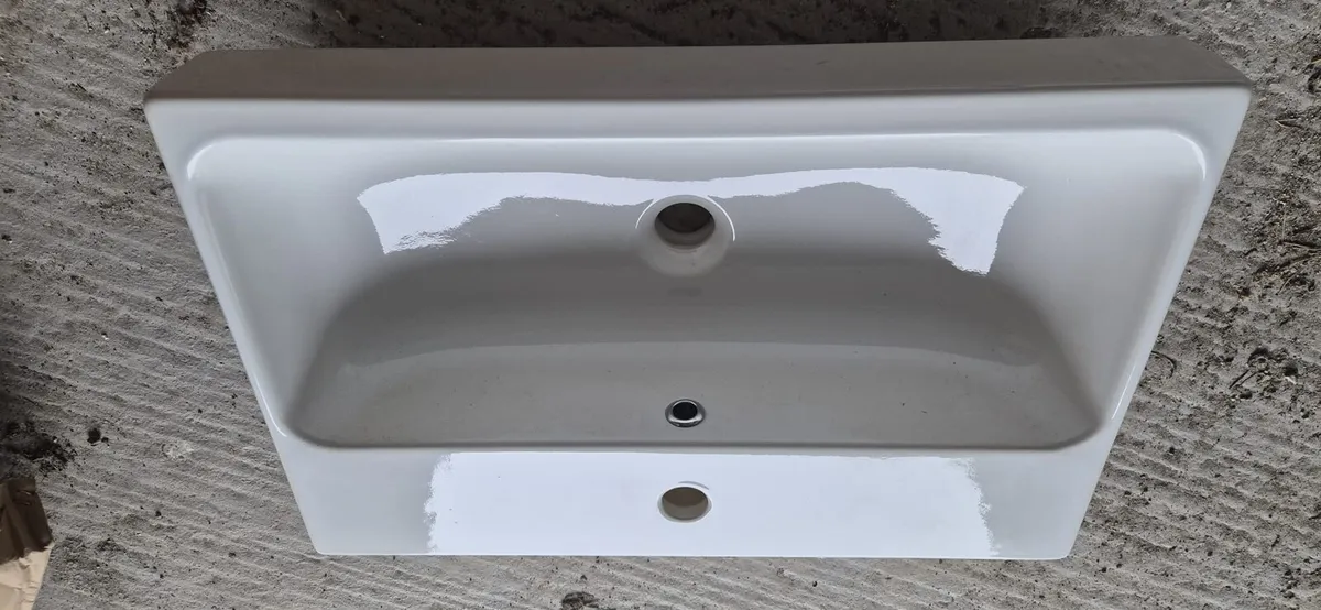 New 600mm Arlington ceramic basin - Image 1