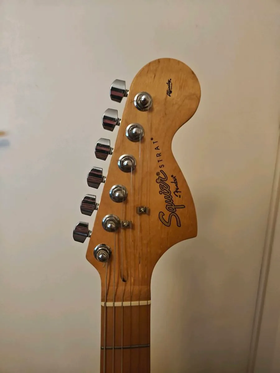 Squier Stratocaster & Marshall MG15 CFX Amp bundle - Image 3
