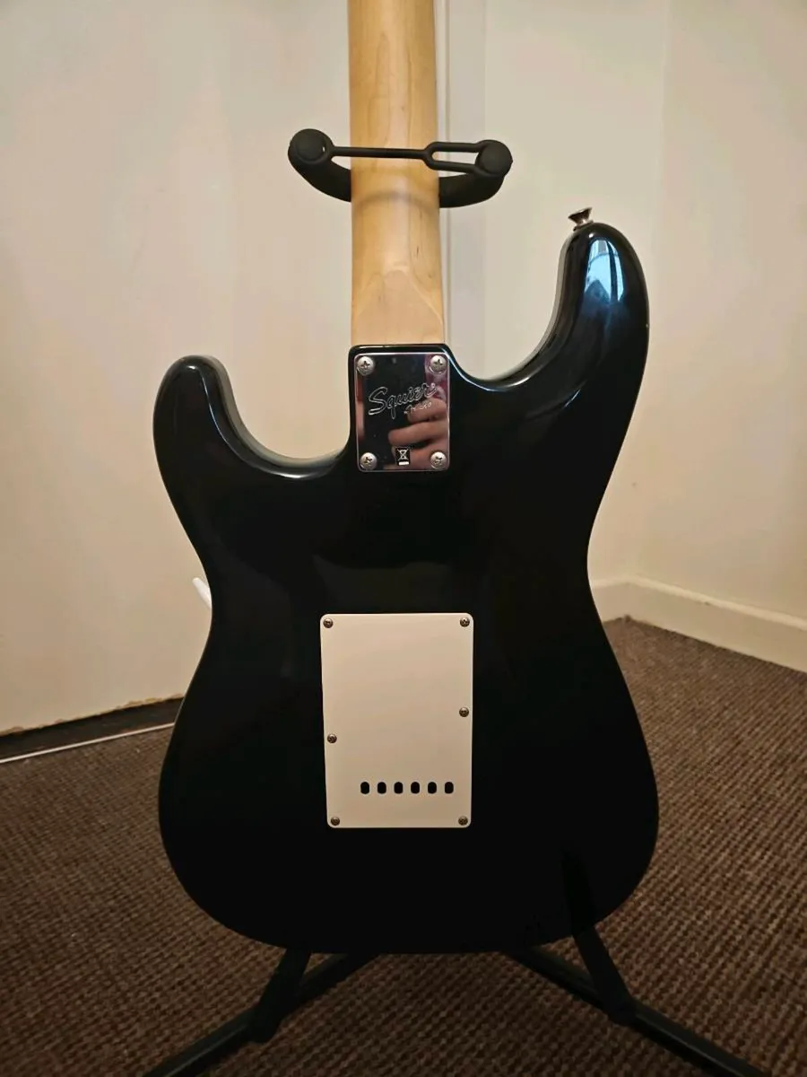 Squier Stratocaster & Marshall MG15 CFX Amp bundle - Image 4