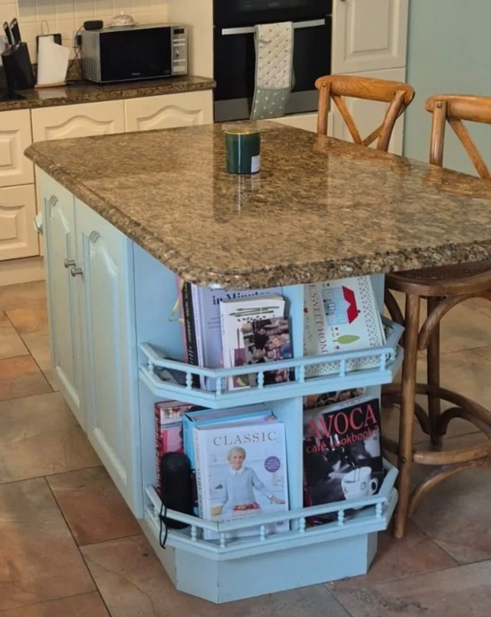 Granite top kitchen island - Image 1