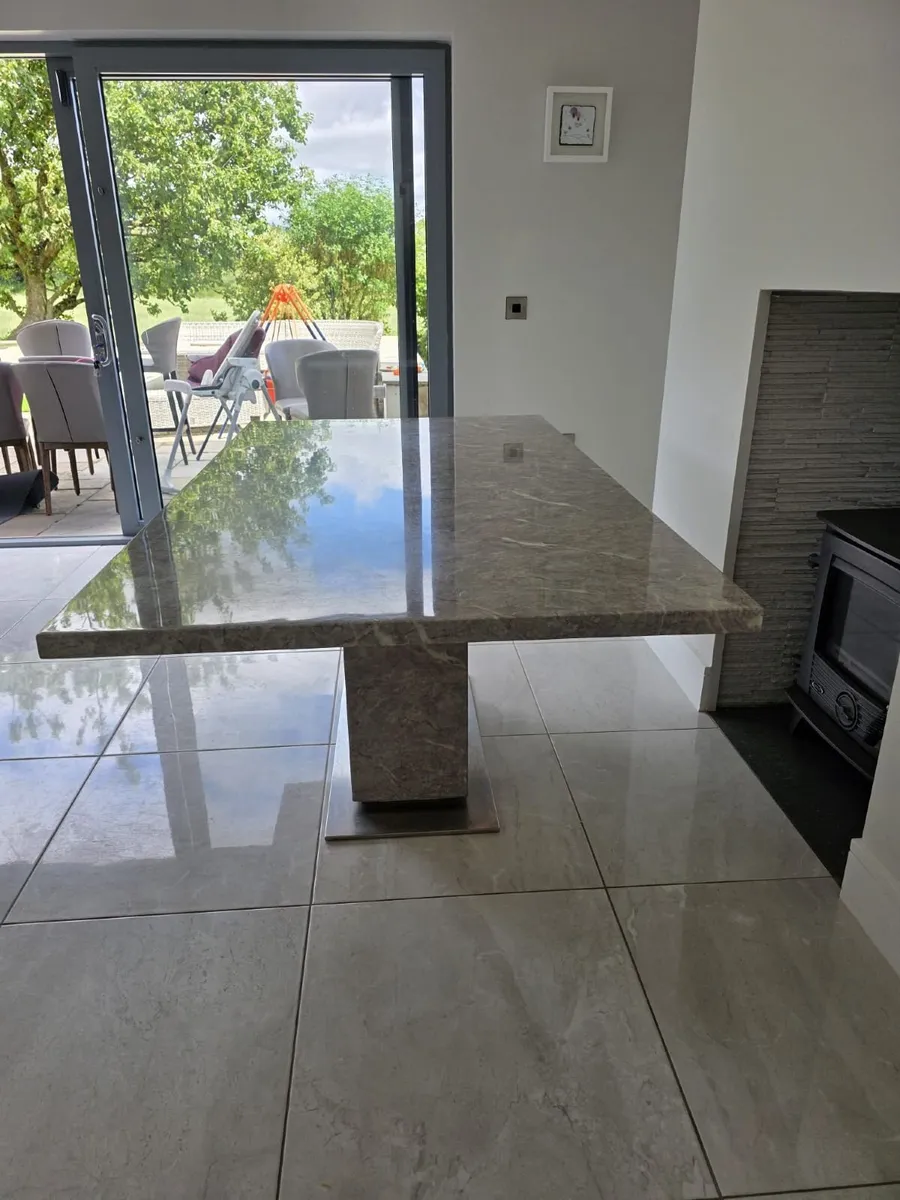Dining table - Image 1