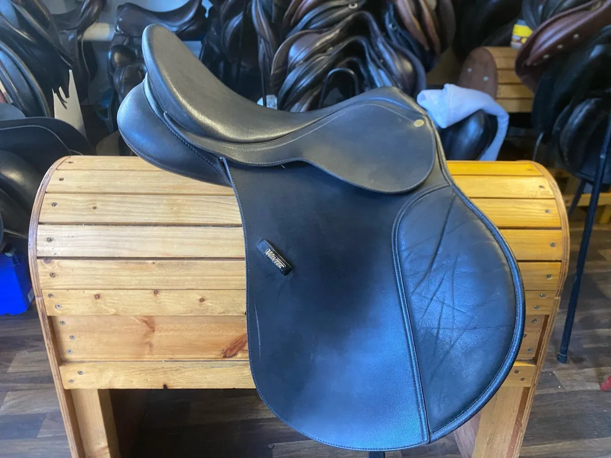 Wintec 16” black adjustable saddle - Image 4