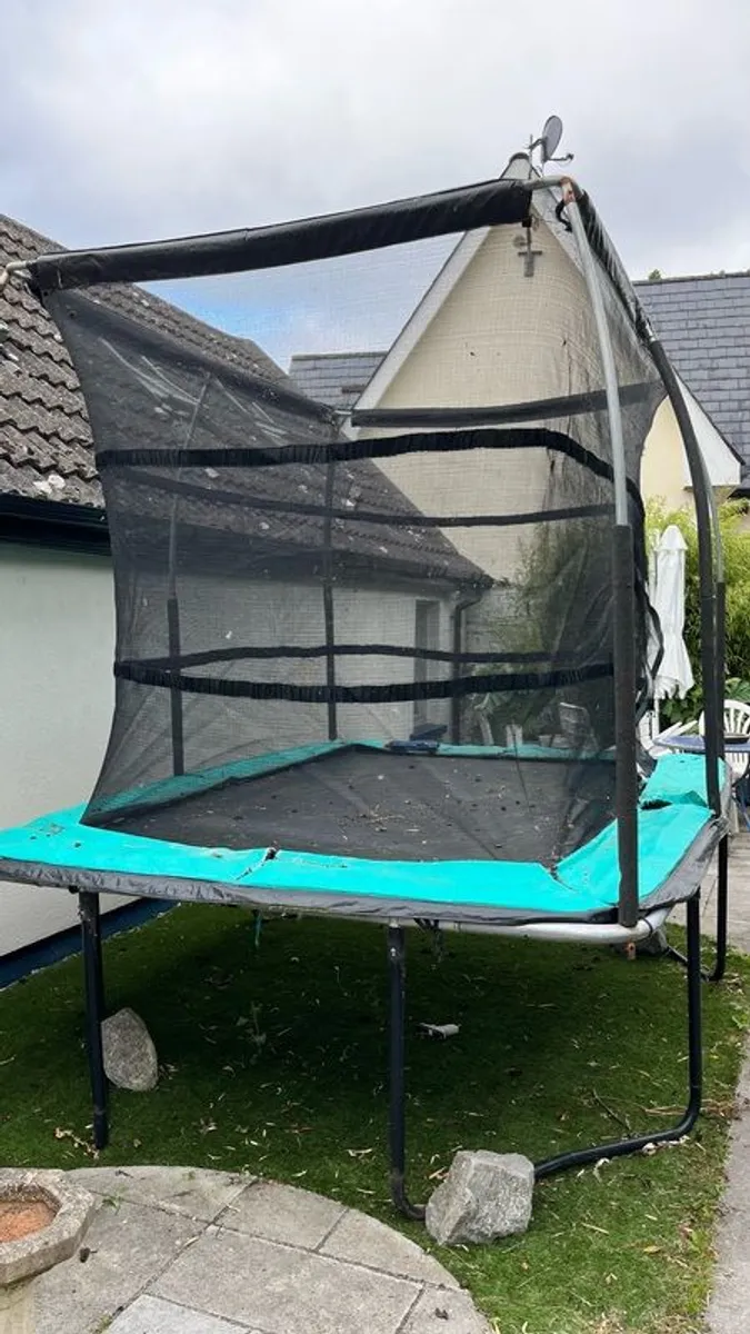 10ft x 7.5ft trampoline with brand new replacement mat and safety net - Image 2