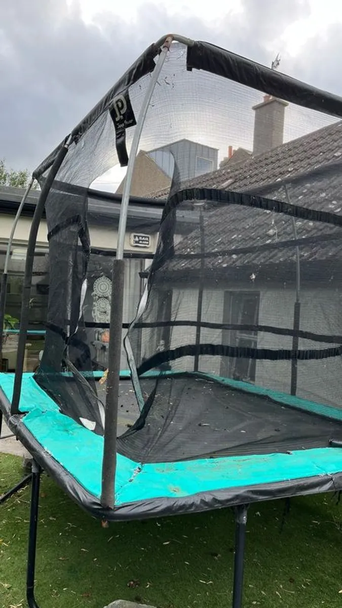 10ft x 7.5ft trampoline with brand new replacement mat and safety net - Image 4