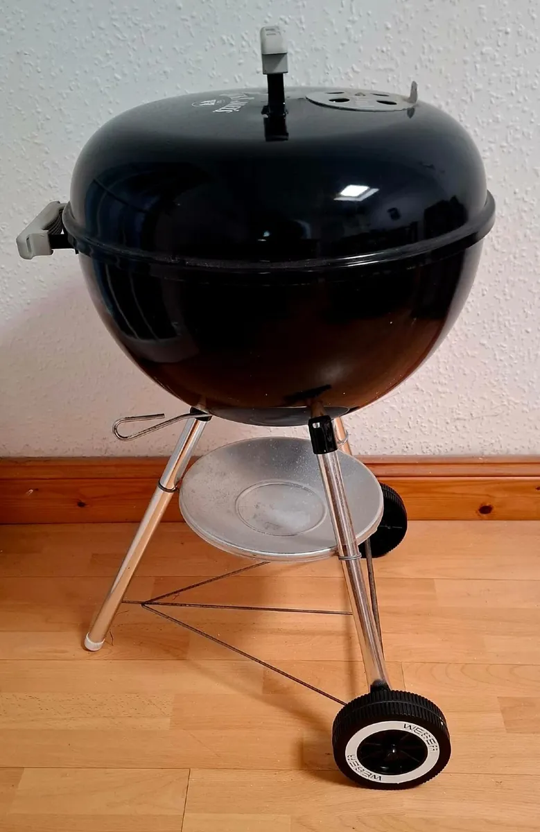 Weber 47cm Compact Kettle Charcoal BBQ + extras. - Image 4