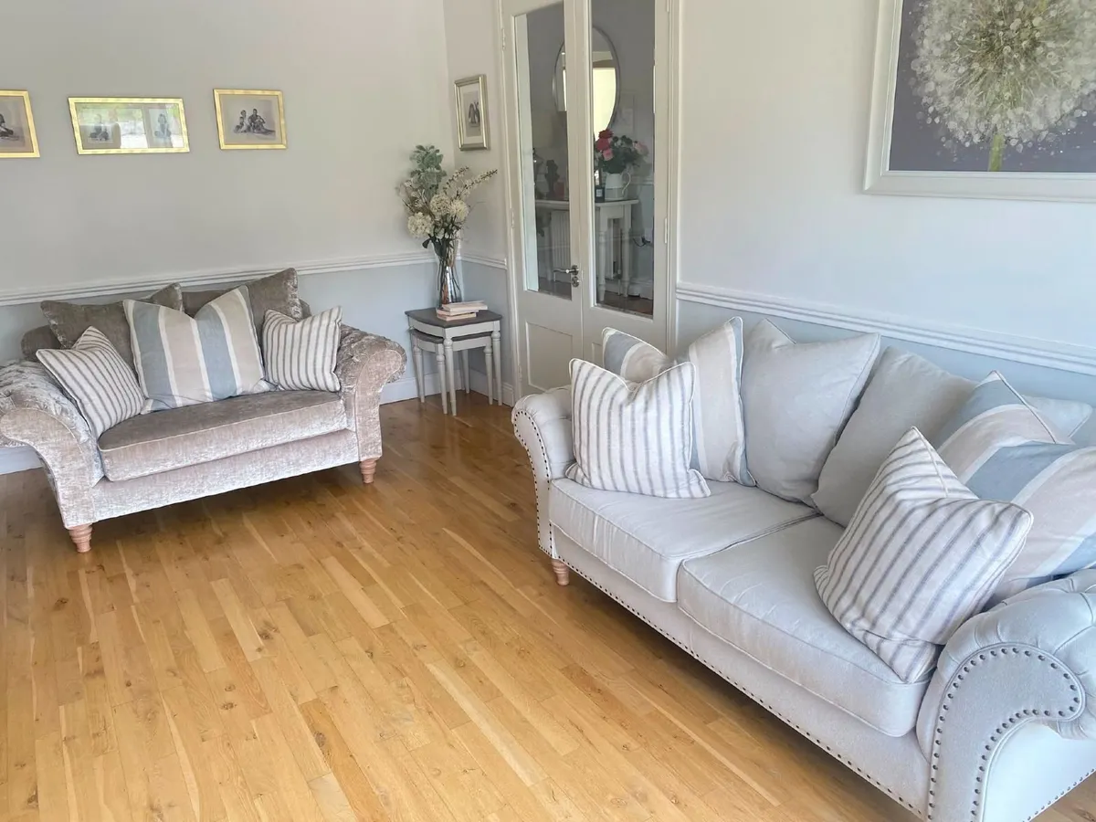 Suite of furniture - Image 1