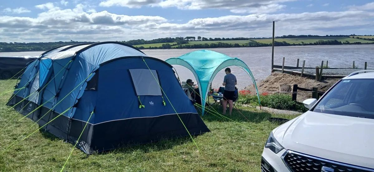 8 man Royal Buckland tent with carpet. - Image 1