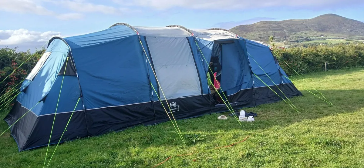 8 man Royal Buckland tent with carpet. - Image 2