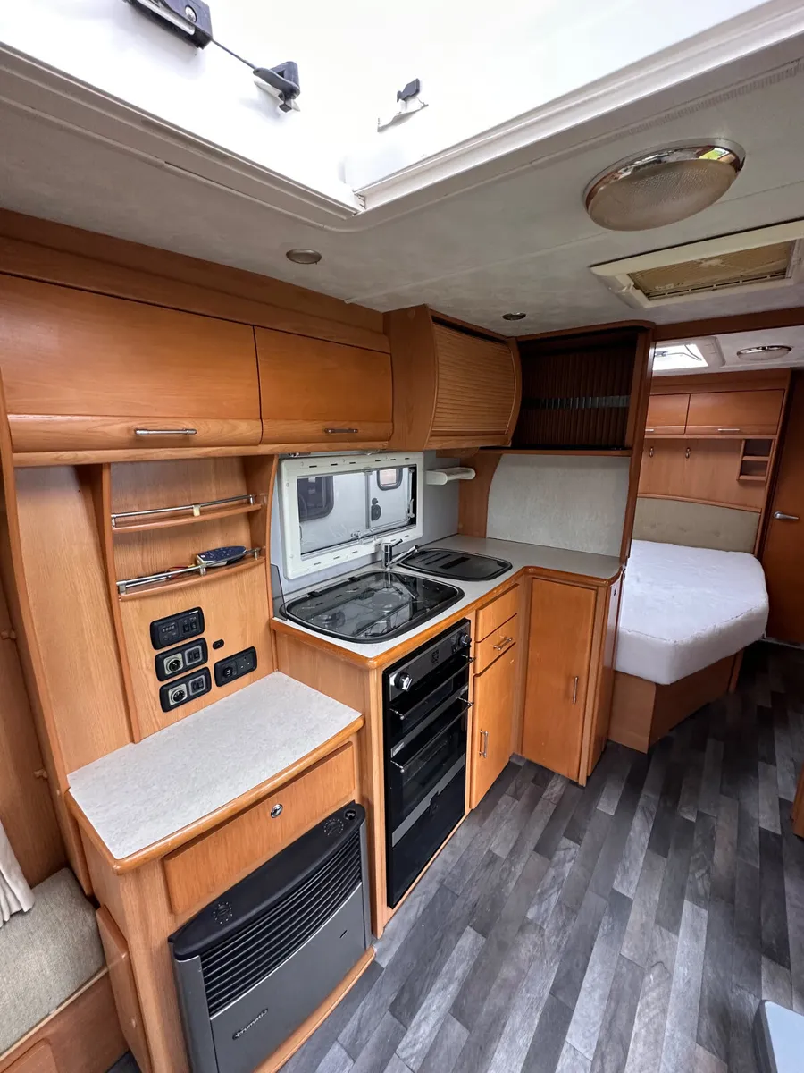 ✨STUNNING COMPASS RALLYE 4 BERTH FIXED BED✨ - Image 4