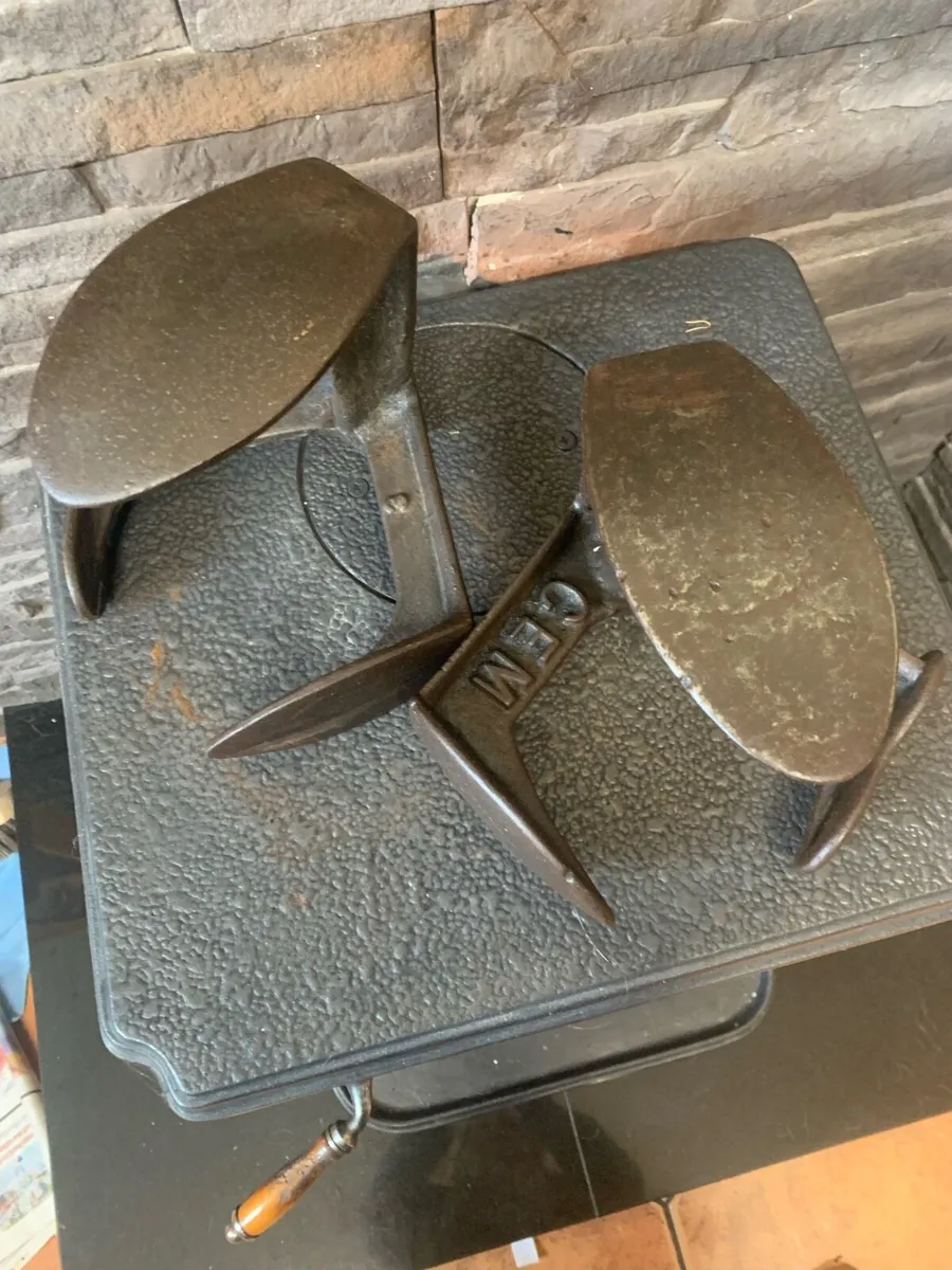 Vintage cast iron cobblers shoe mender - Image 1