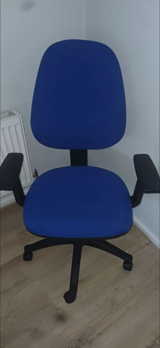 Desk and a chair - Image 4