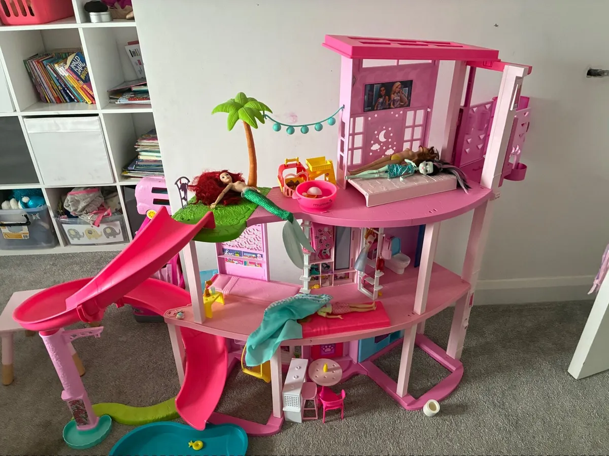 Barbie dream house and camper van - Image 1