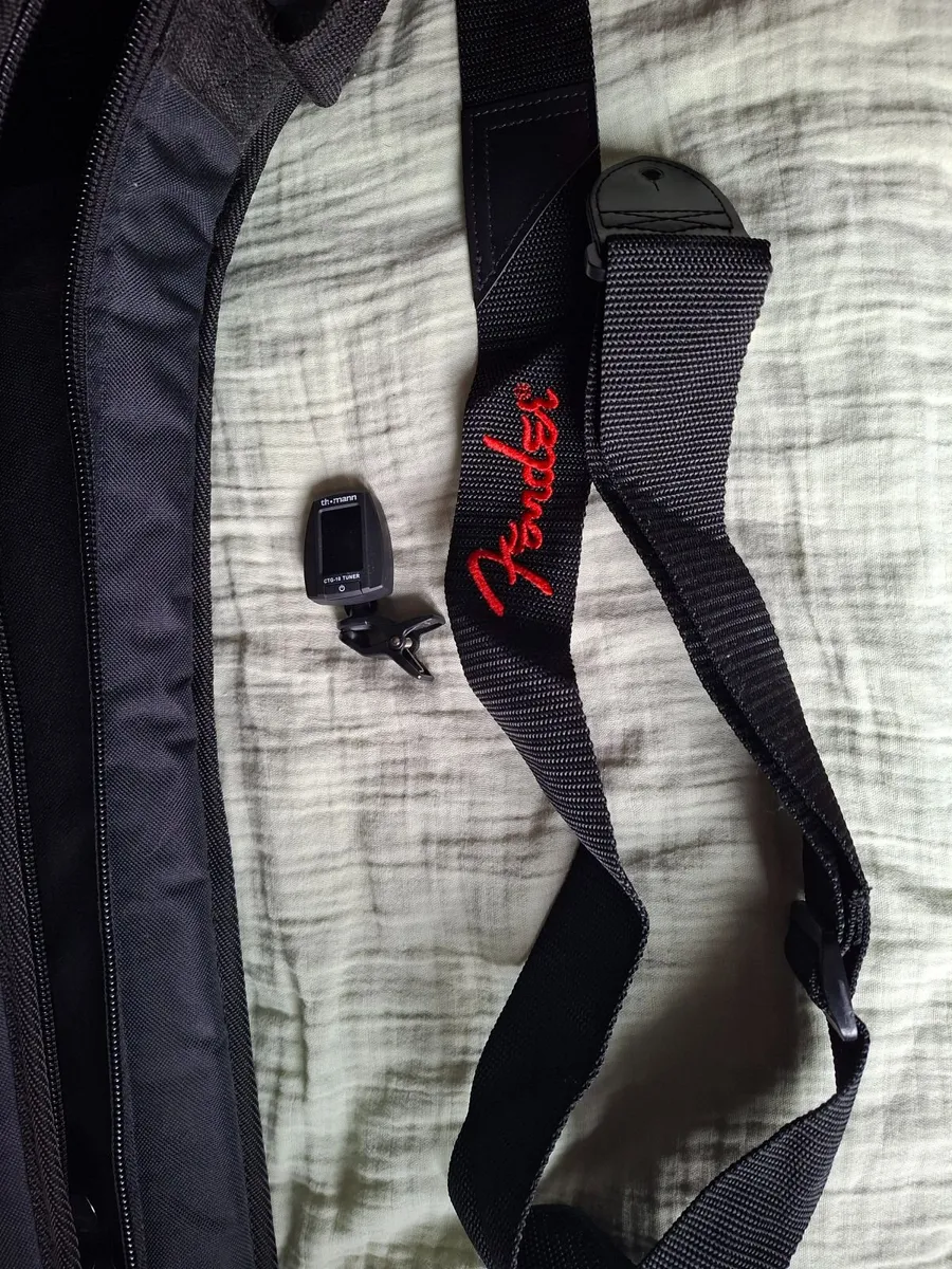 Electro acoustic guitar + case - Image 3