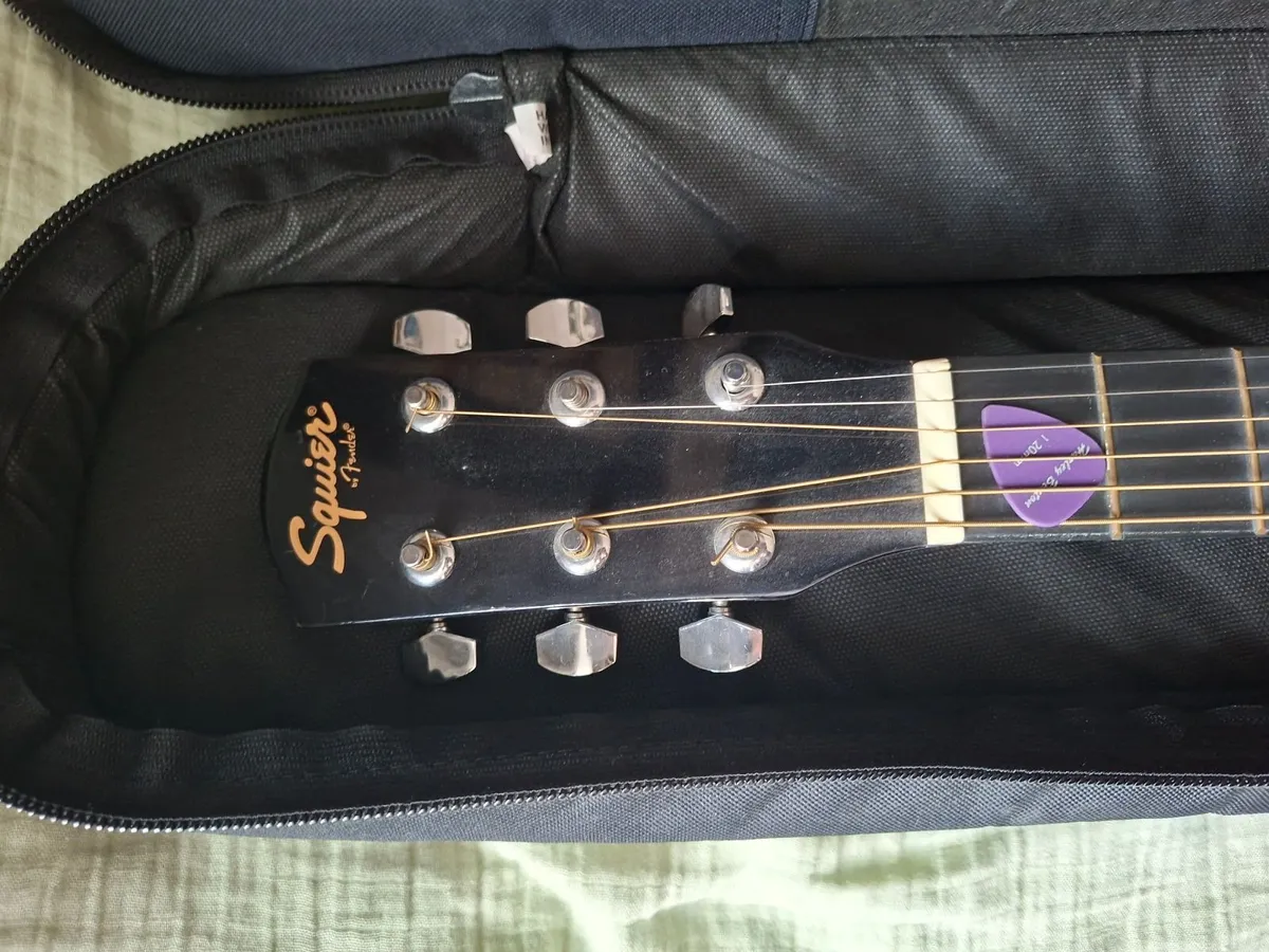Electro acoustic guitar + case - Image 4