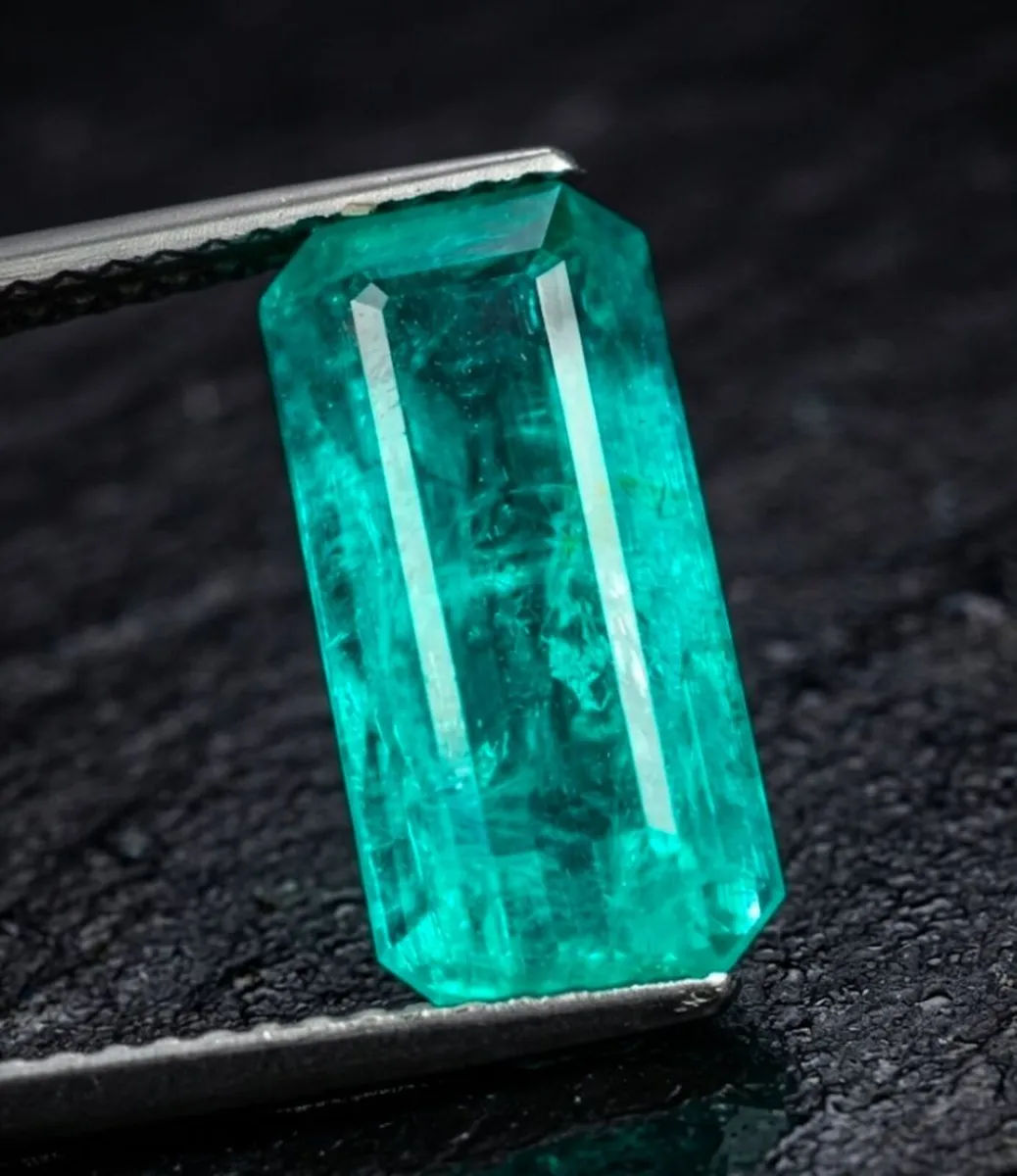 Rare 4.82 ct Natural Emerald – Antwerp GRA Cert. - Image 1