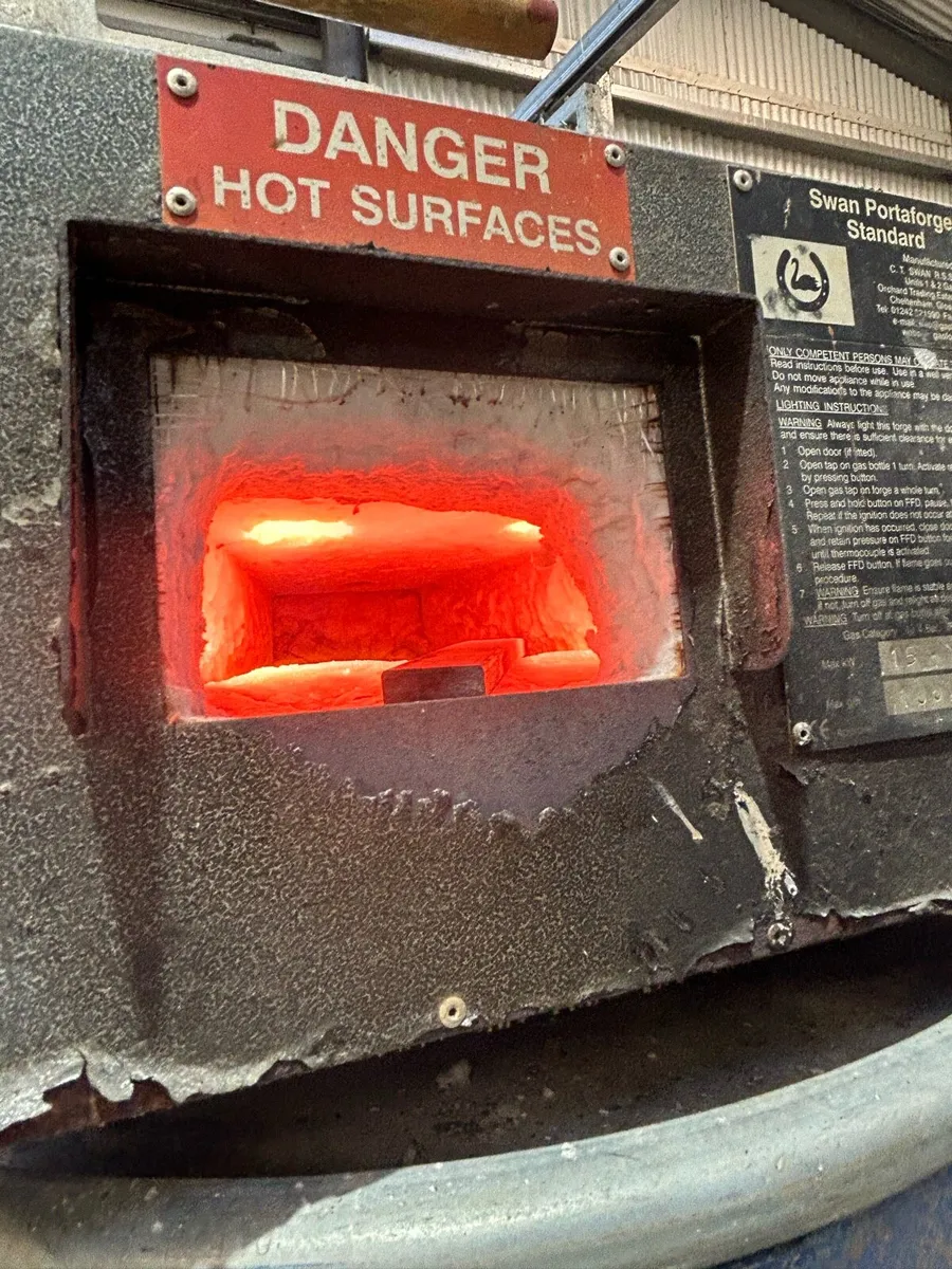 Blacksmith gas forge - Image 1