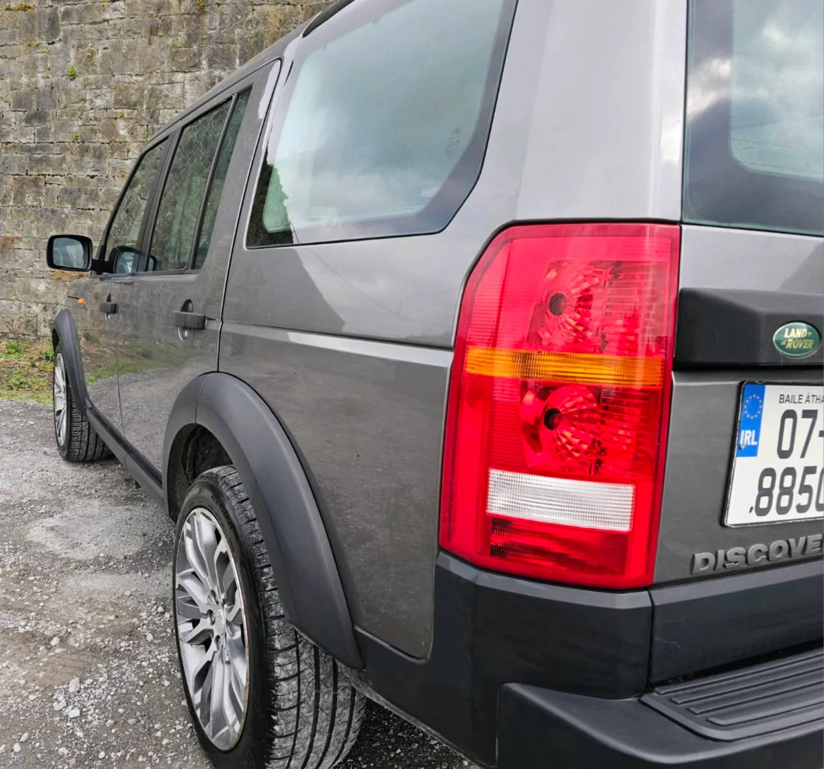 Land Rover Discovery 5 seat New DOE until 23/06/27 - Image 4