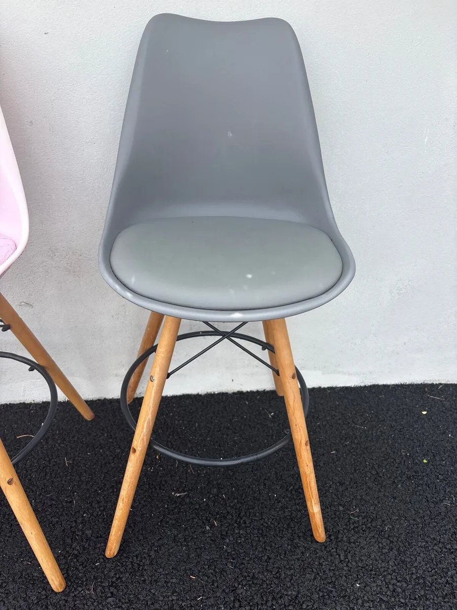 Island chairs x 2 - Image 1