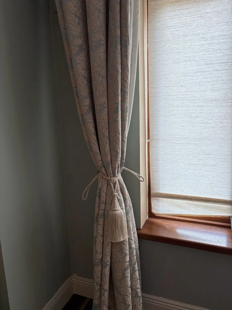 Curtains with matching cushions - Image 1