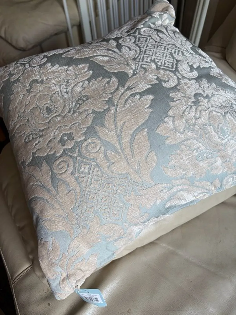 Curtains with matching cushions - Image 4