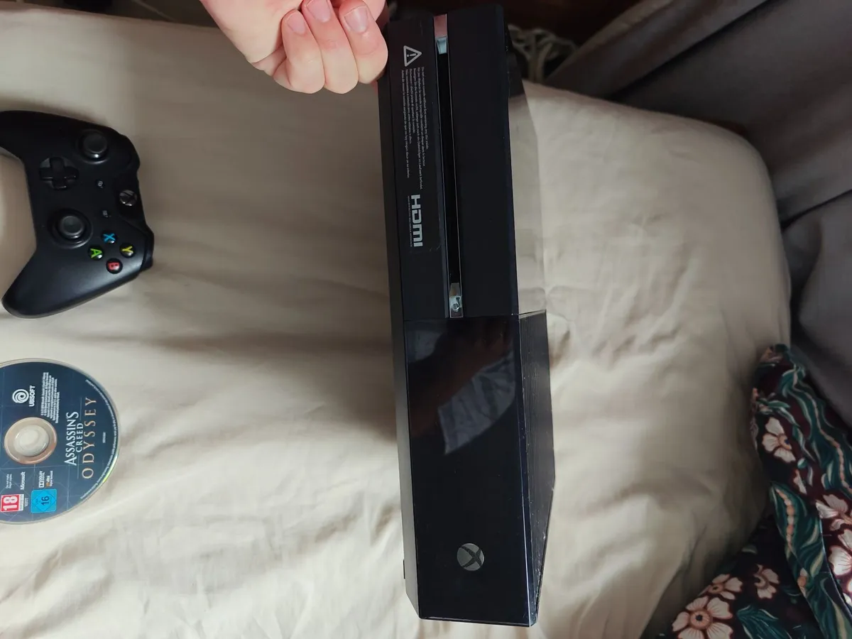 Xbox 1 and controller and assassins creed Odyssey - Image 2