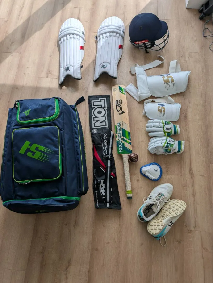 Cricket bat and full kit - Image 1