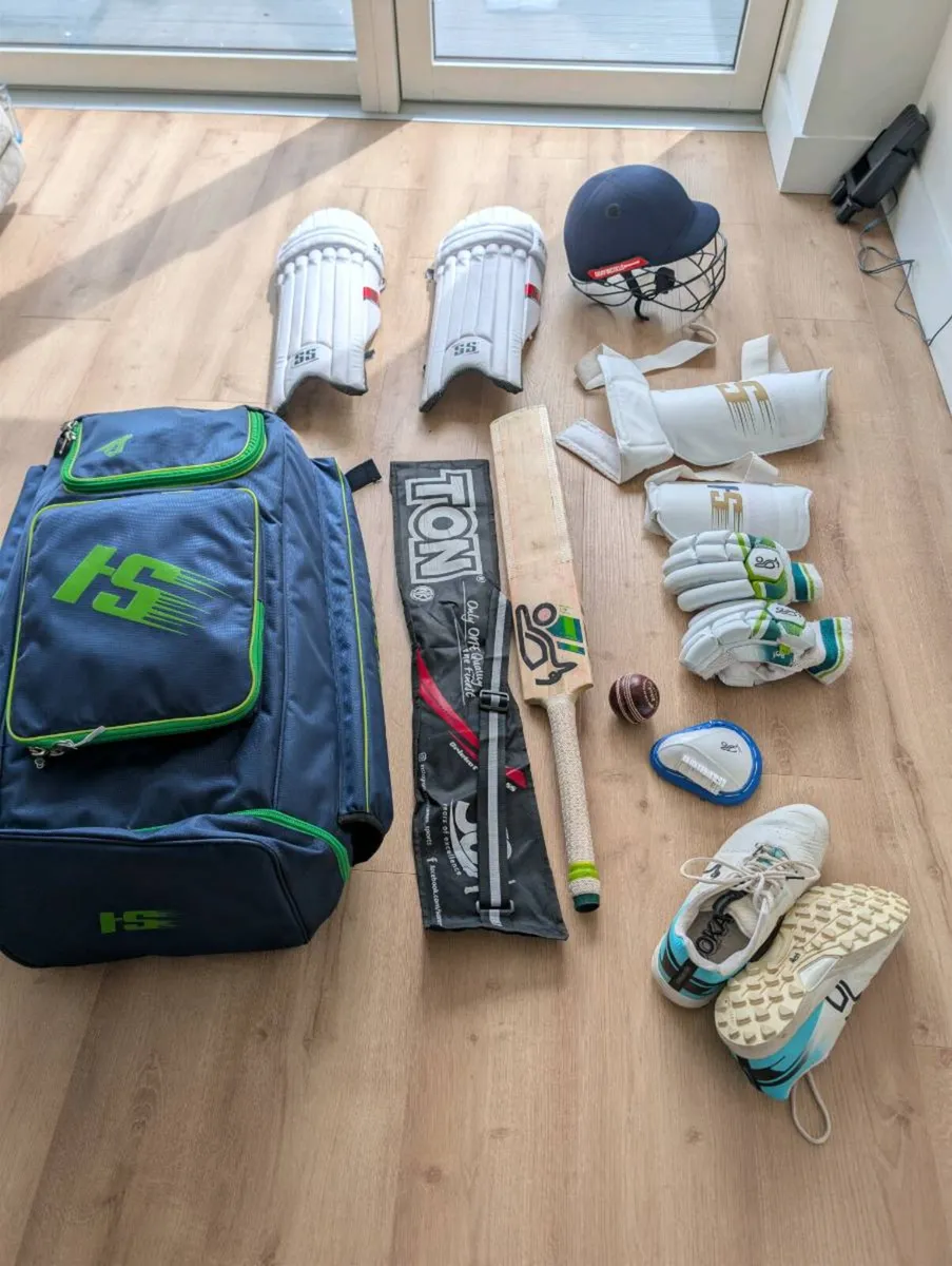 Cricket bat and full kit - Image 2