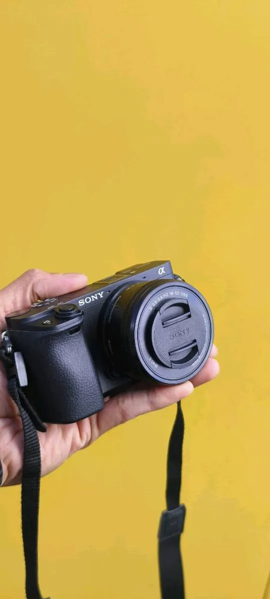Sony a6400 mirror less camera mint condition - Image 1