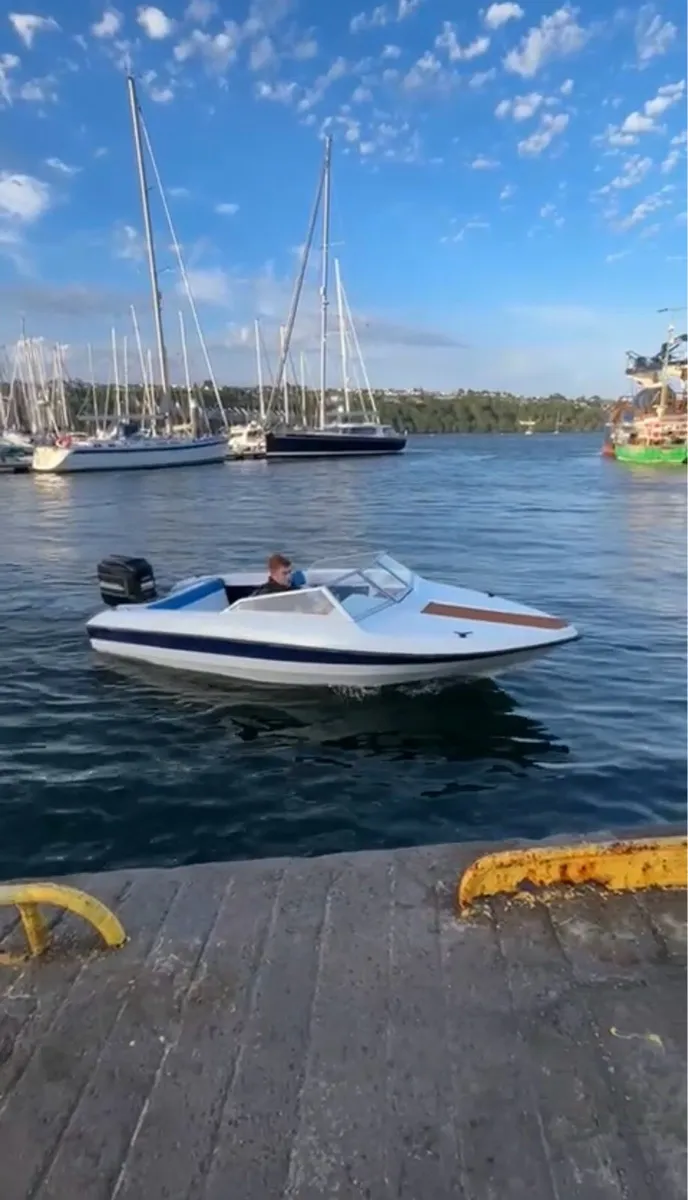 Global Speed Boat - Image 1